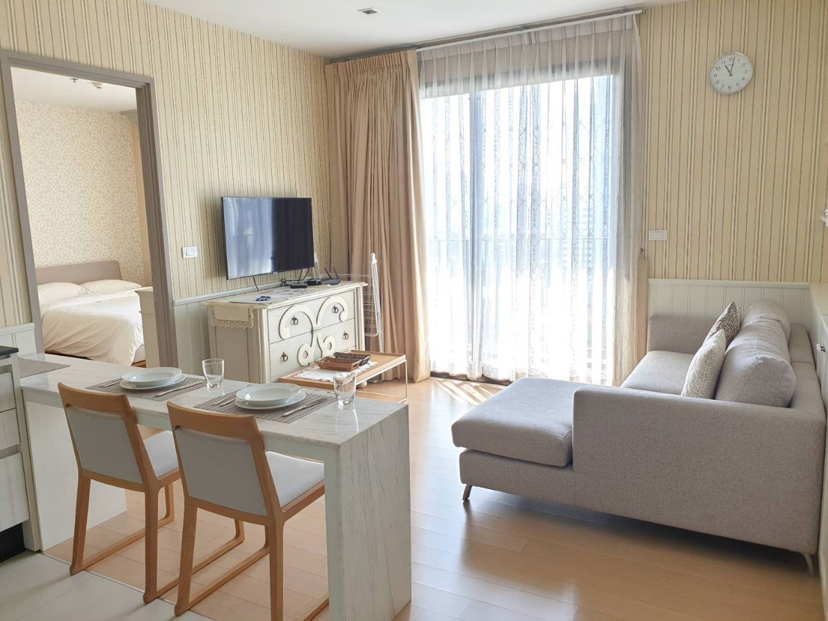 HQ by Sansiri fully furnished, complete electrical appliances. If interested in making an appointment to view immediately, call 063-384-4228