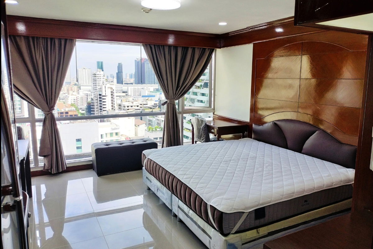 Sukhumvit Suites. Studio 28sqm. Line id: @pfagent