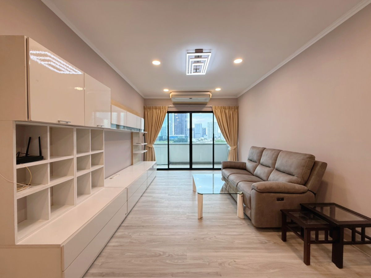 Condo for rent, Sarin Place, 2 bedrooms. Near Major Ratchayothin, about 500 meters, near BTS Ratchayothin, about 800 meters.