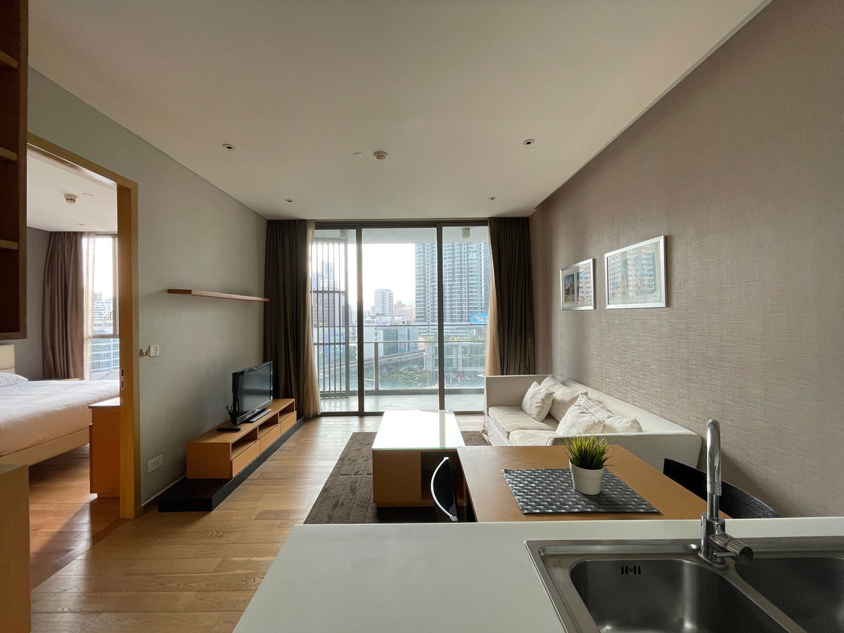 位于通罗的宠物友好单位🐱在 BTS 附近出租 Aequa Sukhumvit 49 家具齐全 56 平方米 1 床。