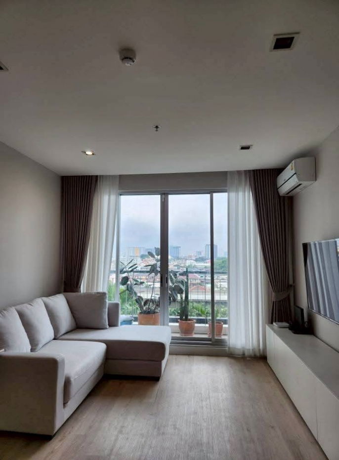 Renting out The Room Sathorn-Taksin condo, location • Conveniently located near BTS Pho Nimit, just 150 meters away.