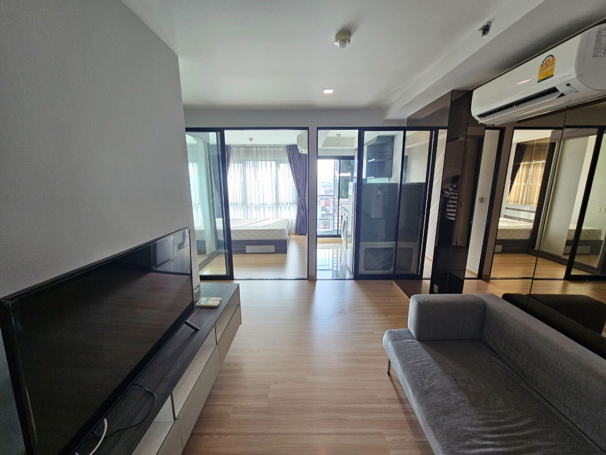 Condo for rent, Knightbridge Sky City, Saphan Mai, complete with electrical appliances, ready in front of the condo next to BTS Sai Yud Station.