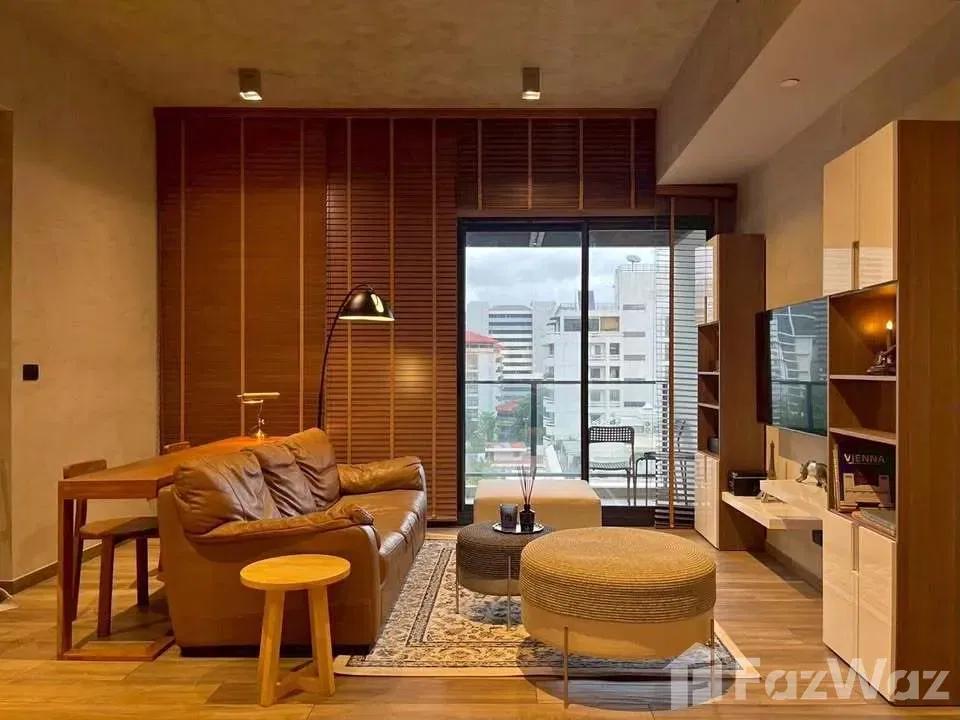 Corner room on the South. Nice city view. 5694075