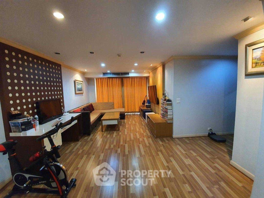 2-BR Condo at Fragrant 71 Condominium near BTS Phra Khanong (ID 1892494)