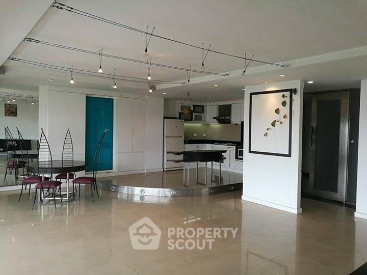 2-BR Condo at Saichol Mansion near BTS Saphan Taksin (ID 511006)