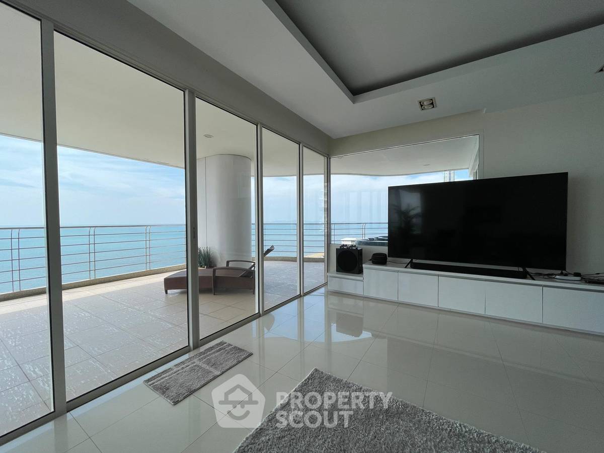 3-BR Condo at La Royale Beach Condo close to Pattaya (ID 1879662)