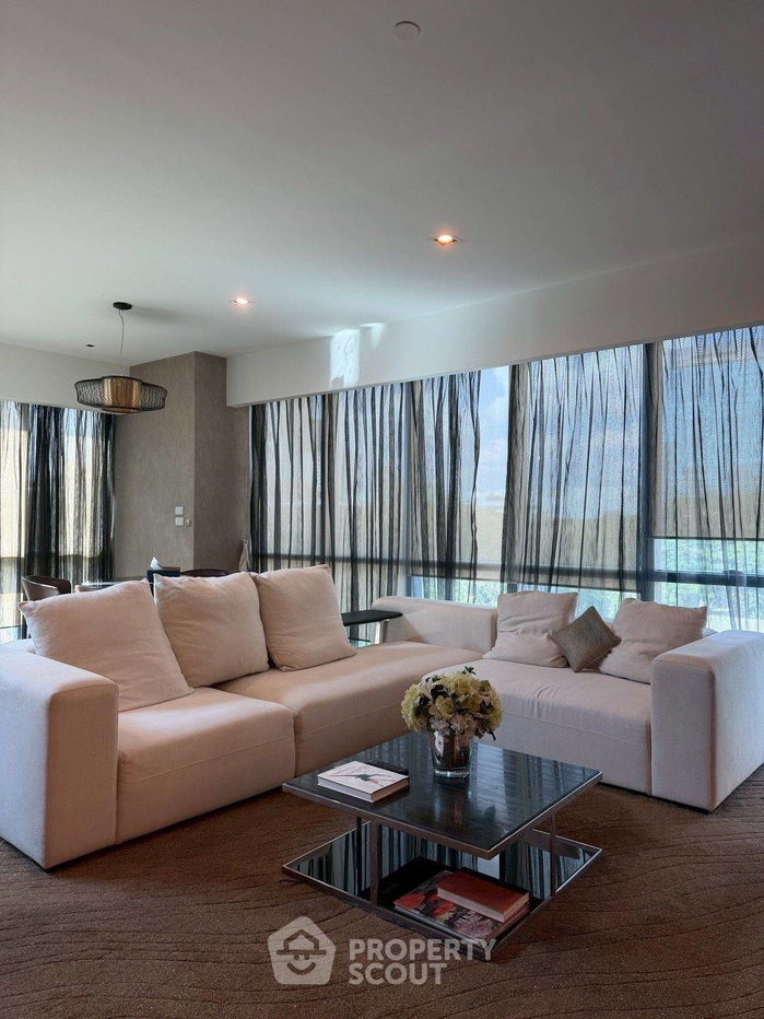 2-BR Condo at The Room Sukhumvit 21 near MRT Sukhumvit (ID 2440220)