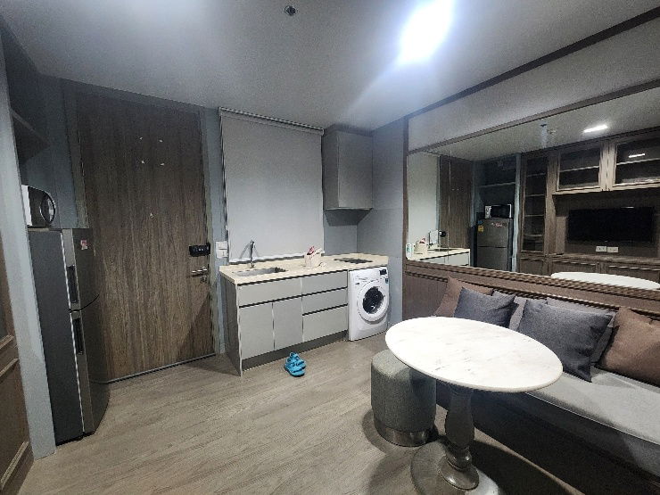 For rent 😊😍 a space id asoke ratchada  Rama 9🥰 mrt rama9