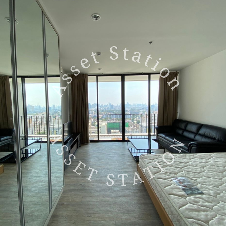 For rent: The Issara Ladprao, a condo in the heart of the city, near Kasetsart, Ladprao, and MRT Ladprao.