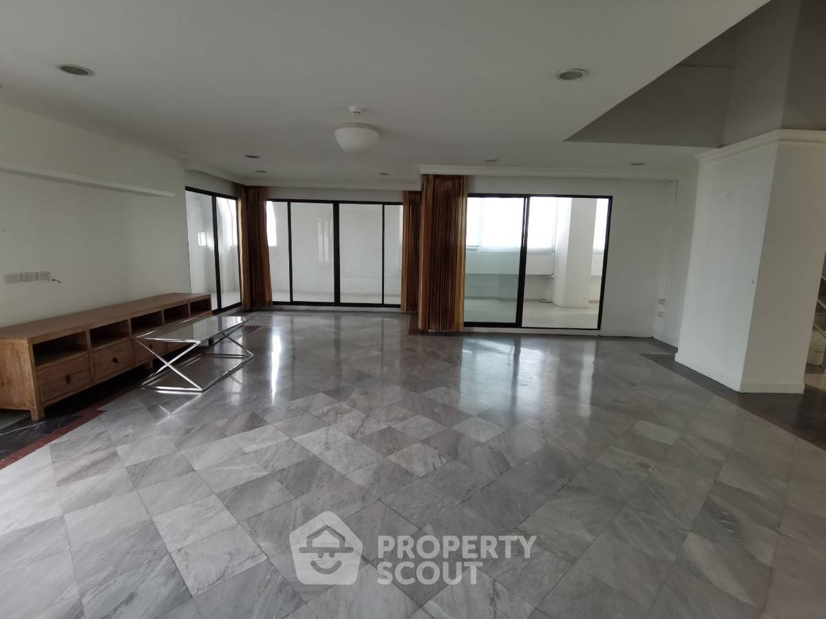 3-BR Condo at Regent On The Park 1 (Sukhumvit 26) near BTS Phrom Phong (ID 652556)