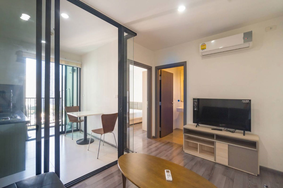 Nice unit with pool view for rent!