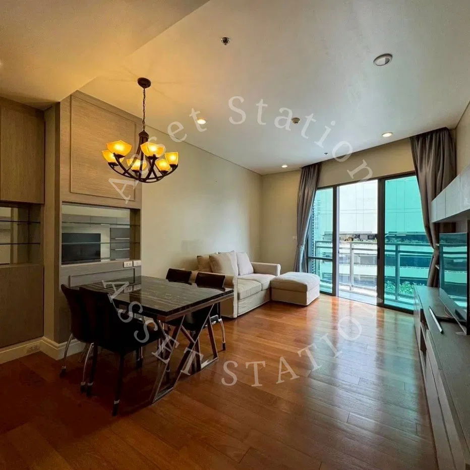 Bright Sukhumvit 24, a luxury condominium for business professionals, is located in the heart of the city, near BTS Phrom Phong.