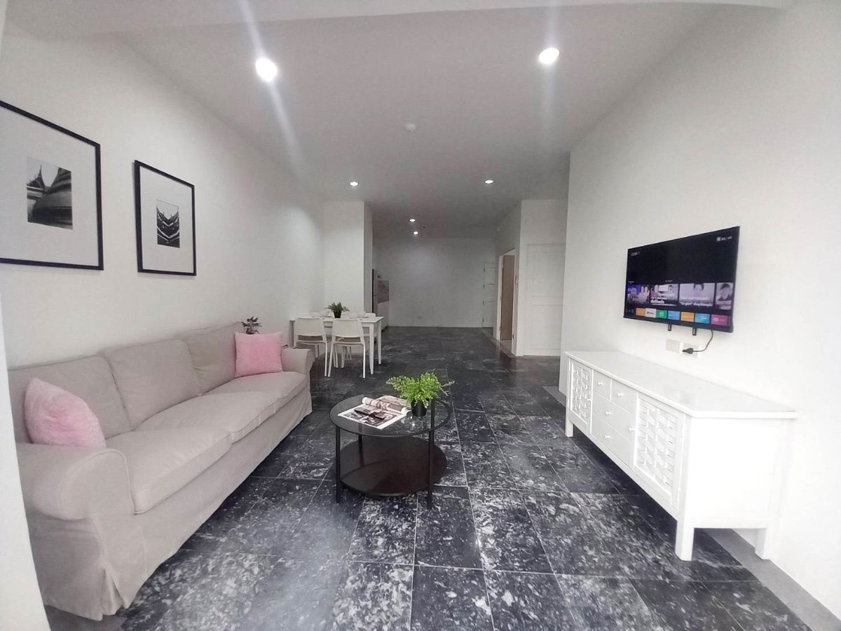 SPACIOUS 2 BEDROOMS / 2 BATHROOMS THONGLOR