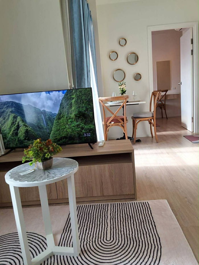 A spacious condo for rent with a Doi Suthep view, in a prime location within walking distance to Central Festival.