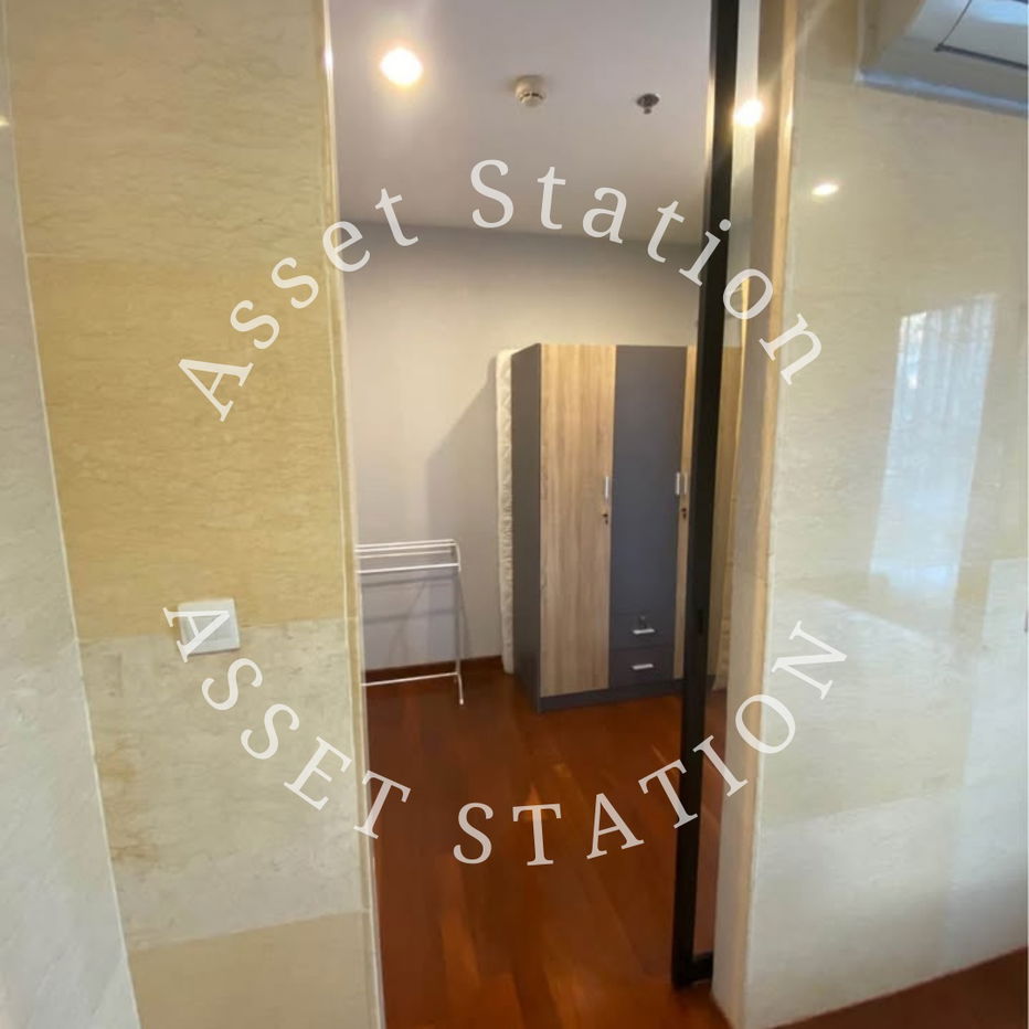🏢 For Rent: Life Asoke, a highly sought-after condo near Srinakharinwirot University and MRT Phetchaburi Station.