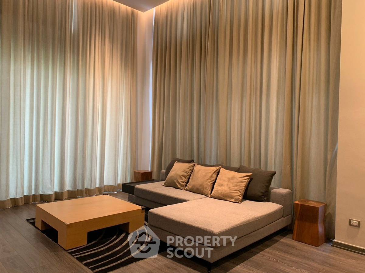 3-BR Condo at The Crest Ruamrudee near BTS Phloen Chit (ID 1446228)