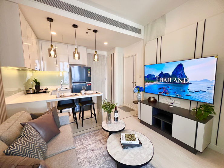 MAZARINE RATCHAYOTHIN  New Modern Luxurious room only a step away from BTS ready to move in.