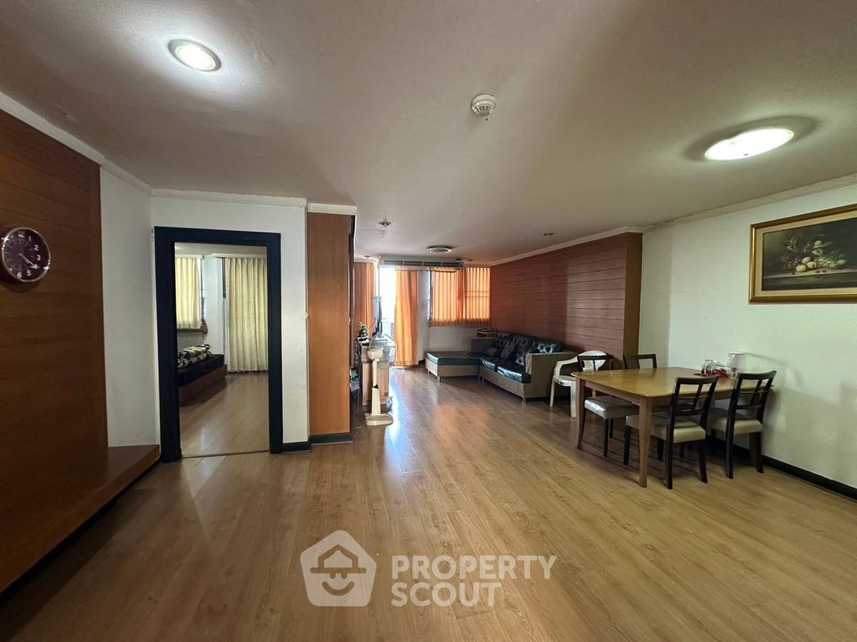 2-BR Condo at Supalai Place Sukhumvit 39 near BTS Phrom Phong (ID 2474483)