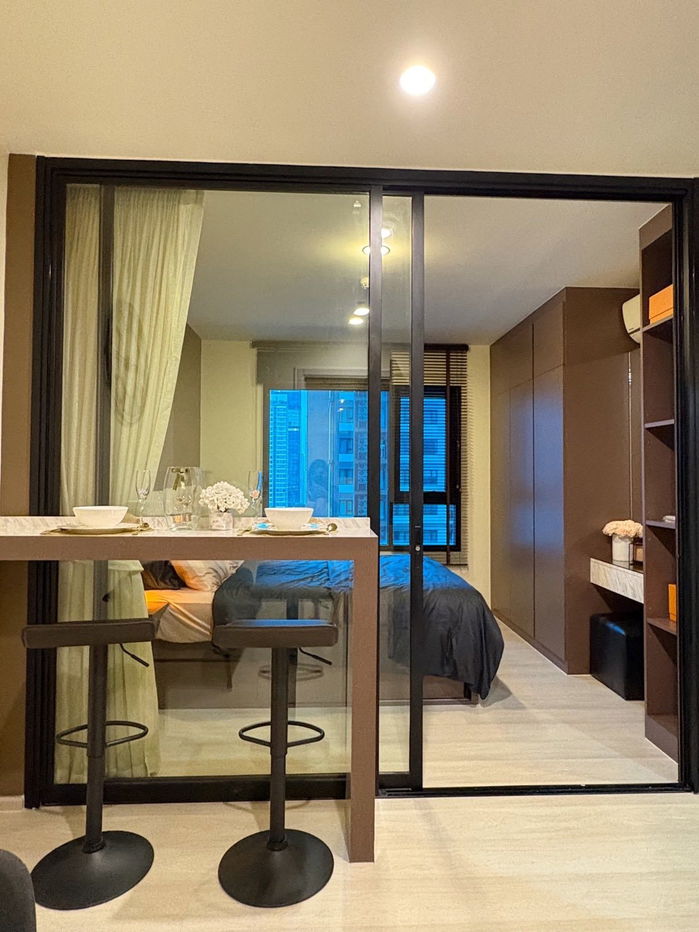 Condo for rent Life asoke Monthly 18,000 thb.