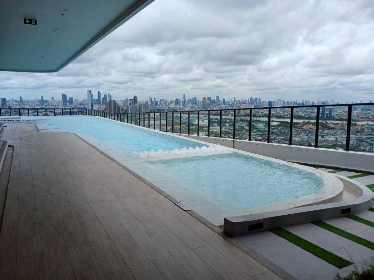 New year, new room! River view, excellent common areas.