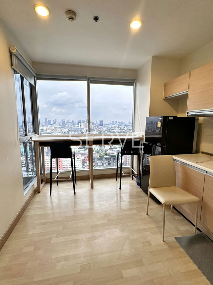 1 床大房，房间视野开阔，家具齐全，位置优越，靠近 MRT Ratchadaphisek @ Rhythm Ratchada