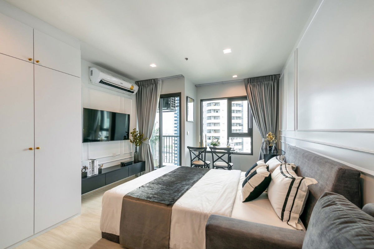Life One Wireless :29 sq.m., 20th floor, BTS Ploenchit, beautiful room, fully furnished soft creamy white furniture, complete electrical appliances