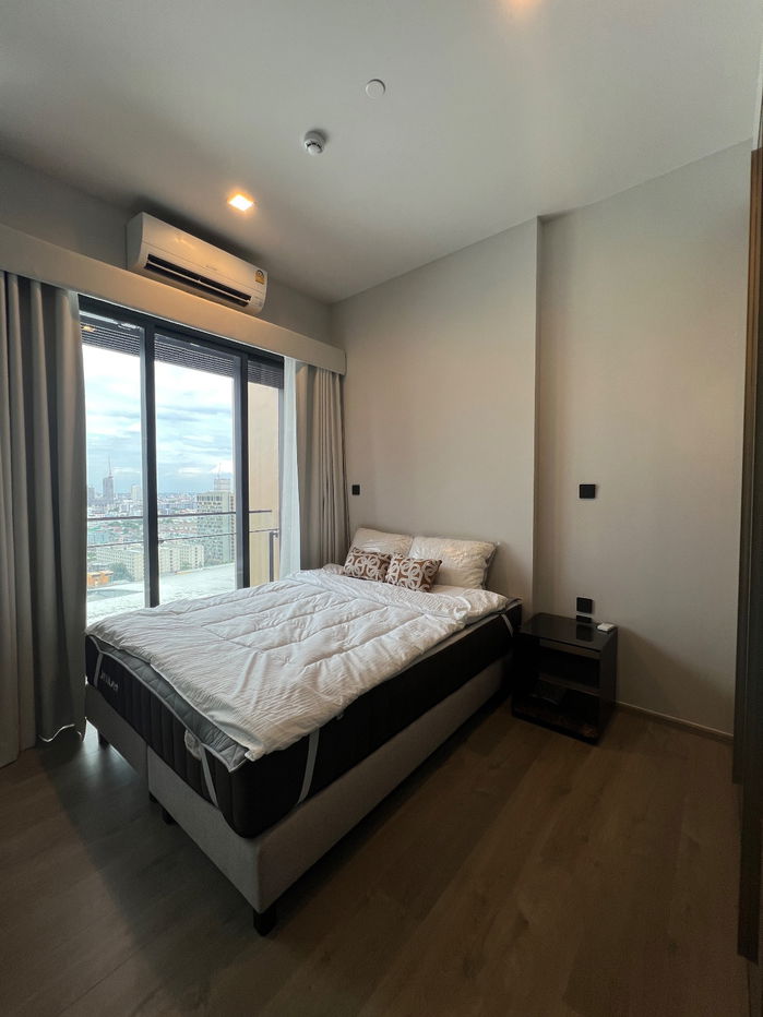 The Crest Park Residences Condo - A luxurious condo with a large parking space, located near BTS Ha Yaek Ladprao station, for only 27,000 baht.