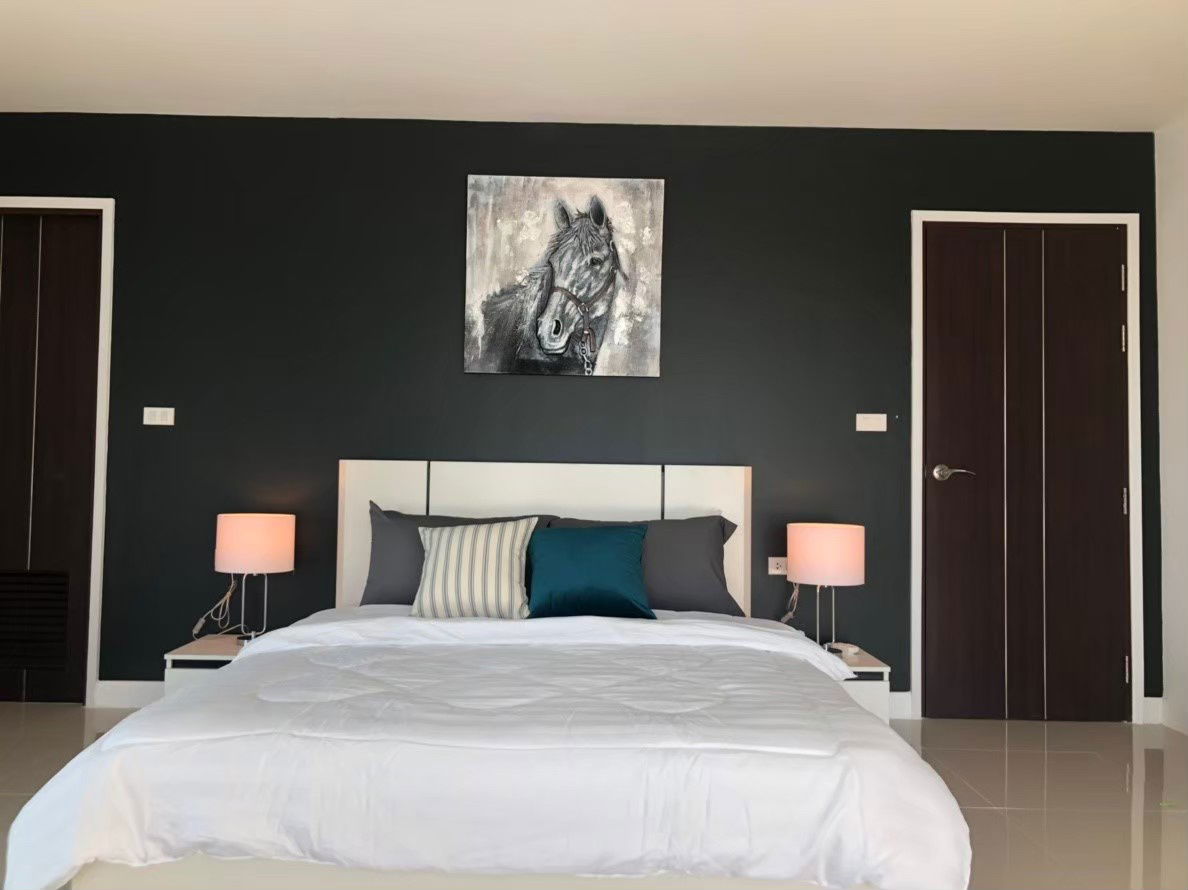 Room for rent 2 bedrooms 2 bathrooms, large room 80 sqm.