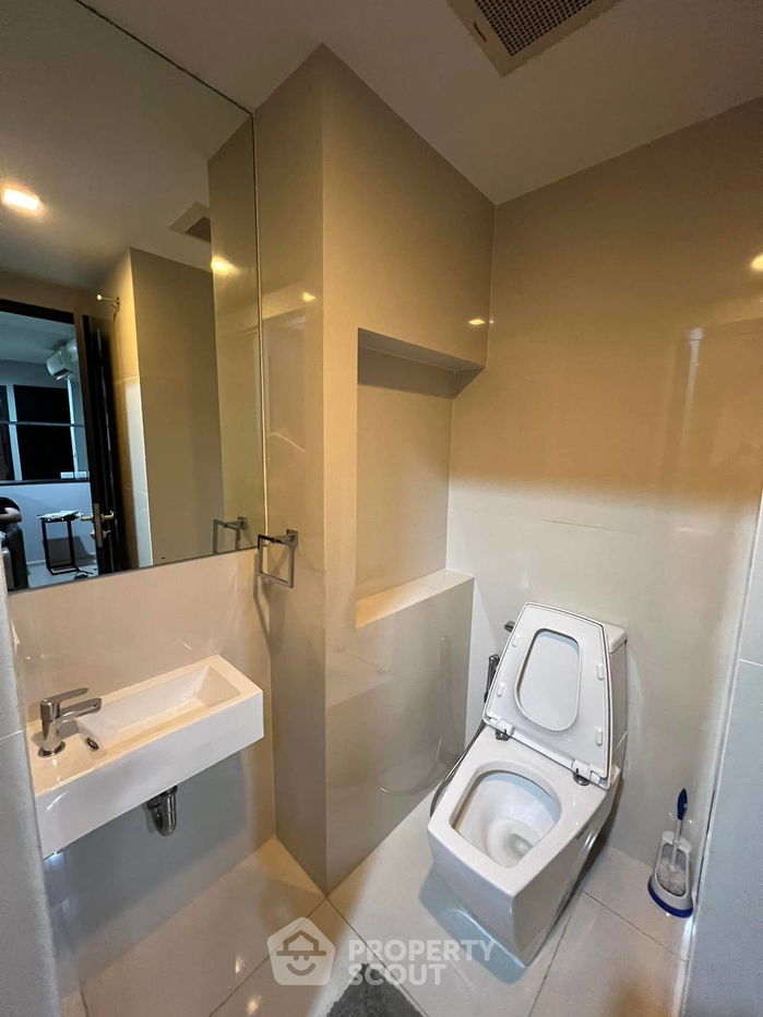 1-BR Condo at Rhythm Sukhumvit 44/1 near BTS Phra Khanong (ID 801683)