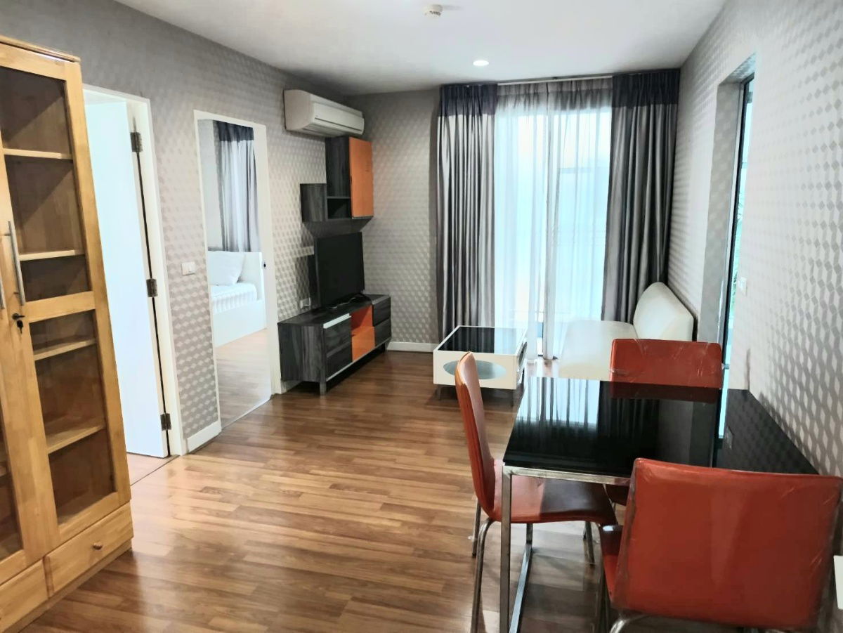 2-bedroom condo for rent at an affordable price, just 400 meters from the BTS Skytrain. Quiet and peaceful location.