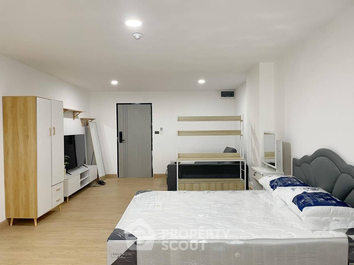 1-BR Condo at I.T.F. Silom Palace Condominium near BTS Chong Nonsi (ID 1932748)