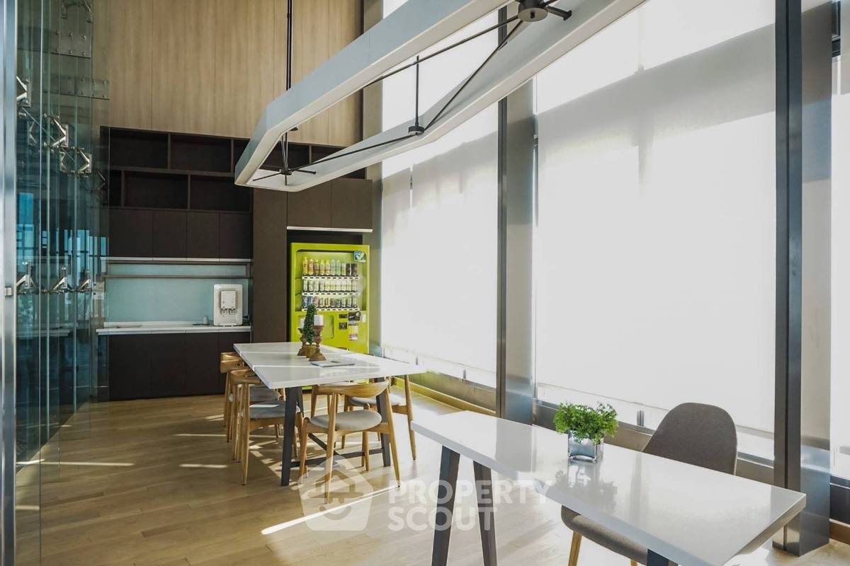 1-BR Condo at The Lumpini 24 near BTS Phrom Phong (ID 883014)