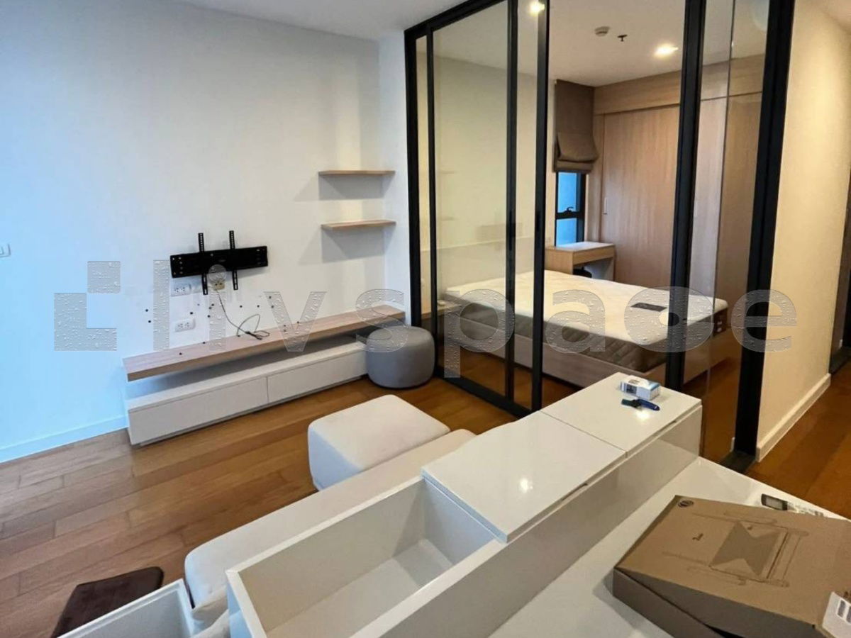 ▚ LE159ツ For Rent: Bright Wongwian Yai 1 Bed 40 sq.m.! 💎 Corner Unit Pool & City View Direct Access to BTS Skywalk Only 17,900!