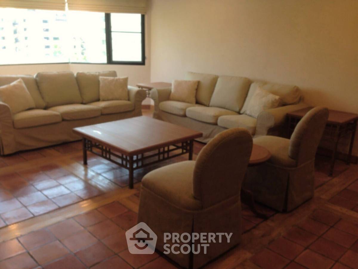 2-BR Condo at Baan Suanpetch Condominium near BTS Phrom Phong (ID 511118)