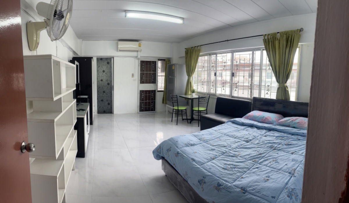 Tanommit park condo, corner room with furniture.