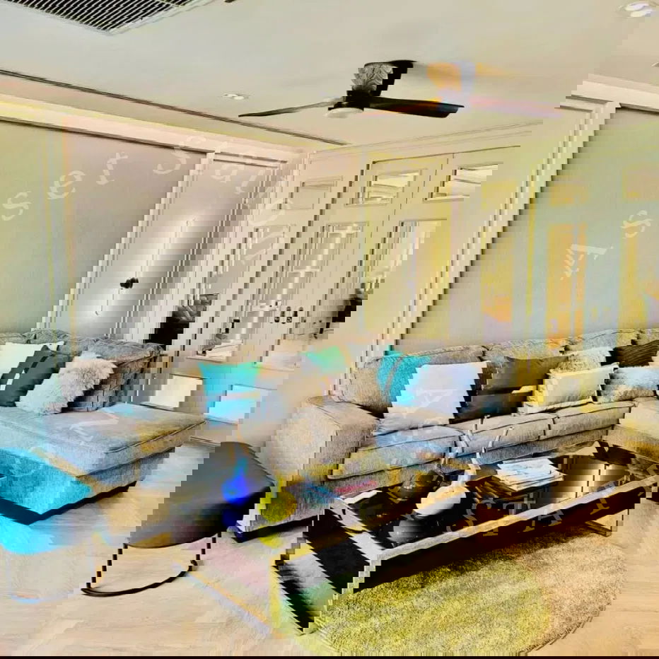 မြို့လယ်ရှိ ဇိမ်ခံကွန်ဒိုဖြစ်သည့် Raveevan Suite သည် ကျယ်ဝန်းပြီး သပ်ရပ်လှပသော အခန်းများကို ပေးဆောင်ထားပြီး BTS Phrom Phong အနီးတွင်ရှိသည်။