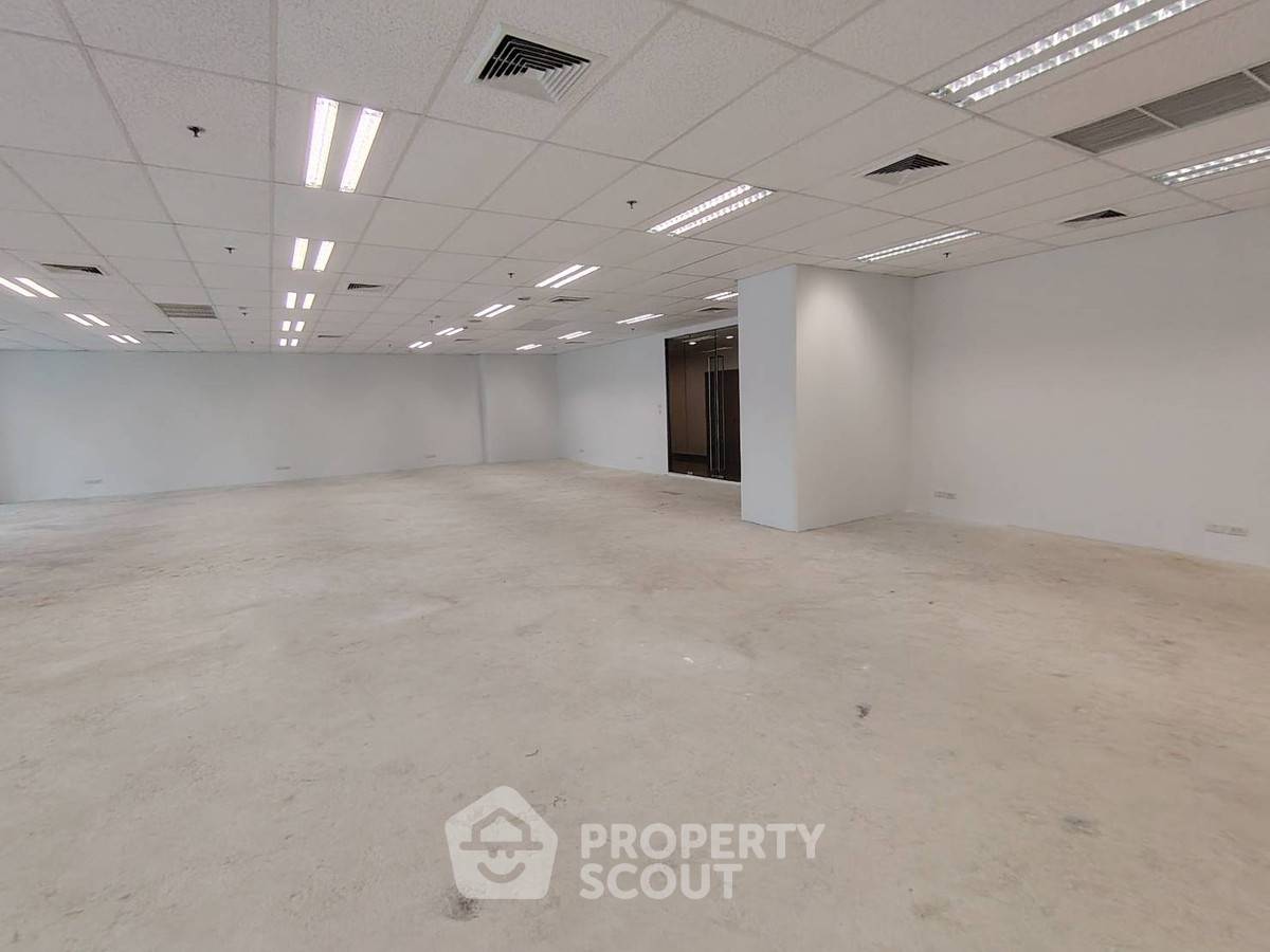 Studio Condo at Athenee Tower near BTS Phloen Chit (ID 2441419)