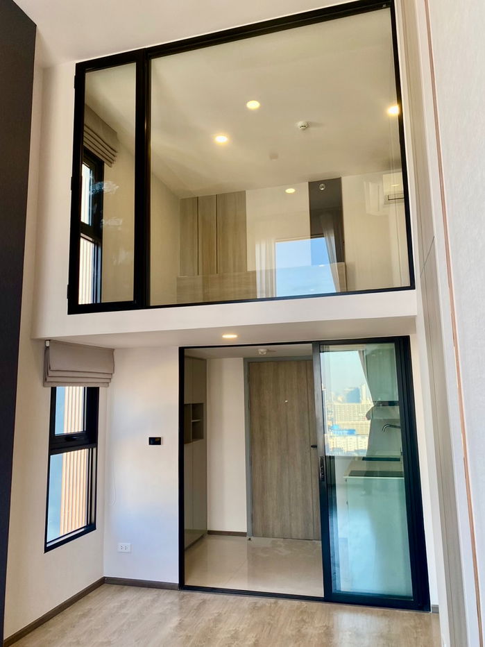 2-story condo for rent, Soho Bangkok Ratchada, 48 sq m., 2 bedrooms, corner room, beautiful view, near MRT Huai Khwang, only 200 meters.