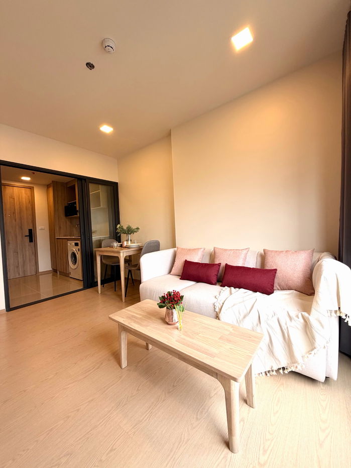 The base urban rama9 for rent 1 bed 37 sqm.