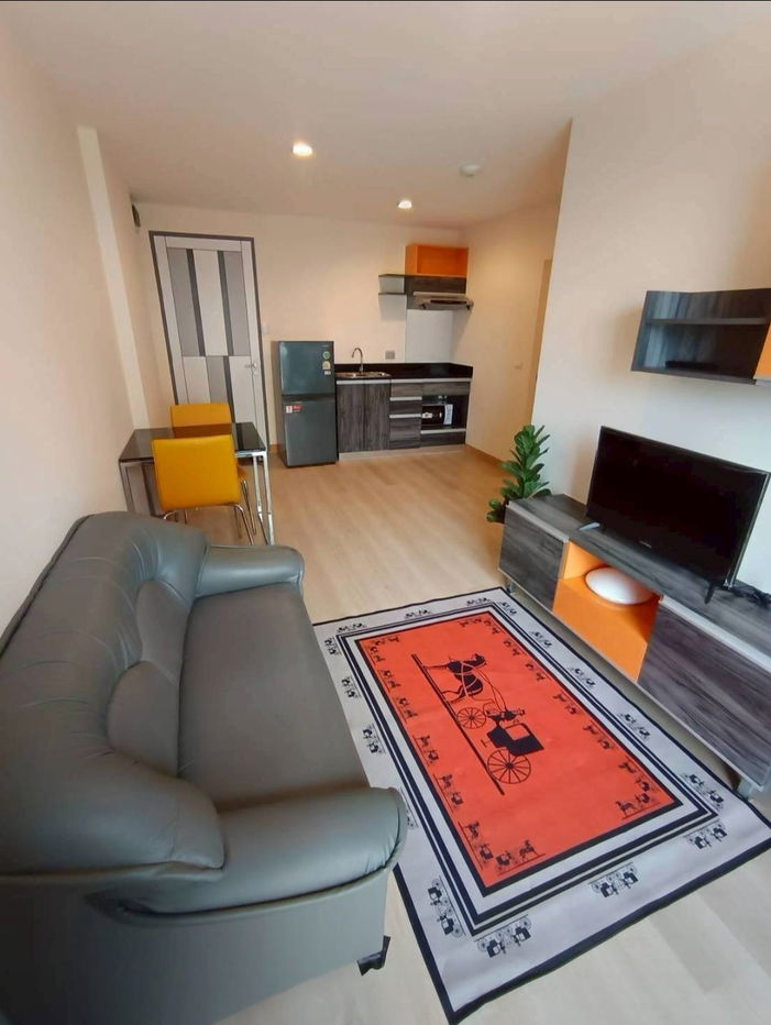 Beautiful, newly renovated room. Great location near the BTS (Skytrain), lots of food options nearby. Quiet, peaceful, yet safe.