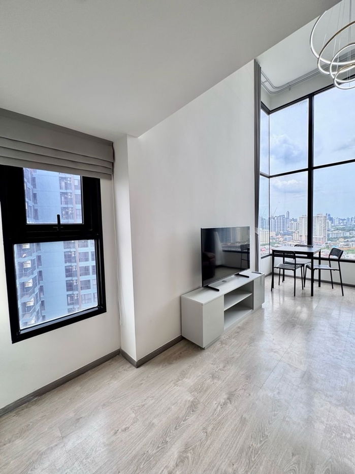✨ Loft 2-Story Condo for Rent – Brand New ✨ 📍 Huai Khwang | Only 200 m to MRT 🛏 2 Bedrooms