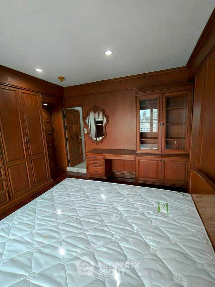 คอนโด 2 ห้องนอน สราญใจ แมนชั่น คอนโดมิเนียม ใกล้ BTS นานา (ID 2495118)