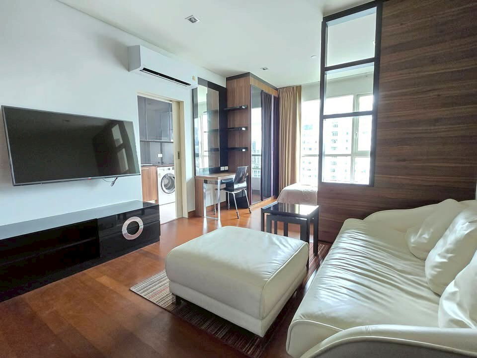 Ivy                             Thonglor