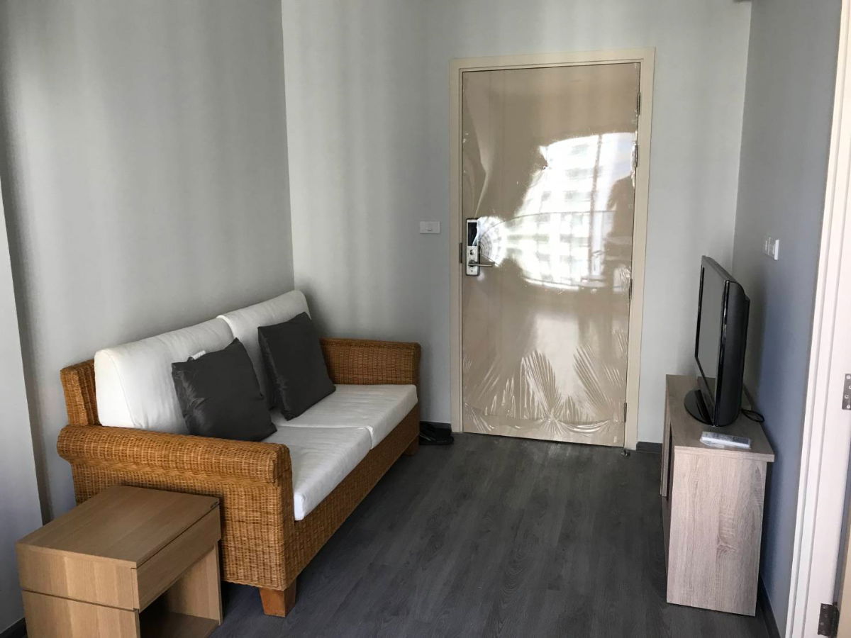 Fully furnished room for rent , near ARL and MRT Huamak station