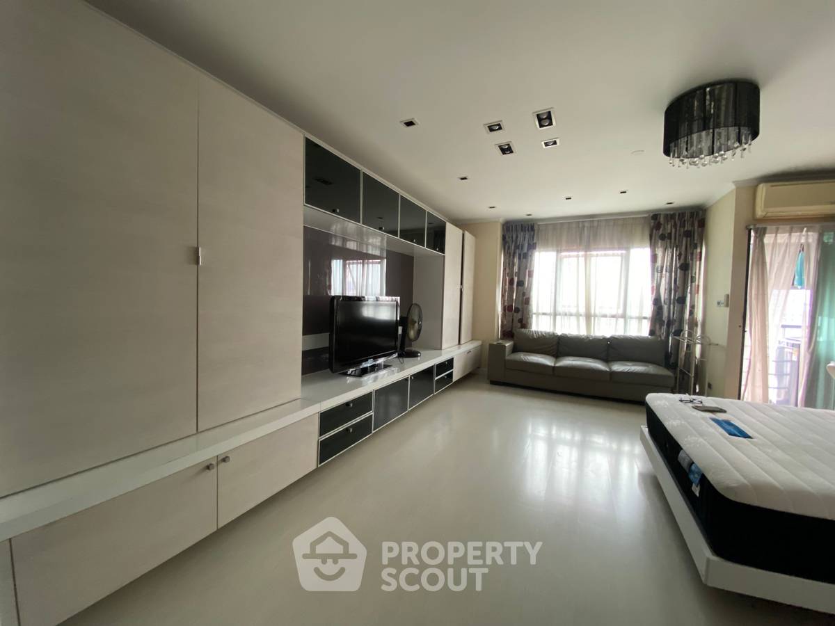 1-BR Condo at Sathorn Gardens near MRT Si Lom (ID 2515247)