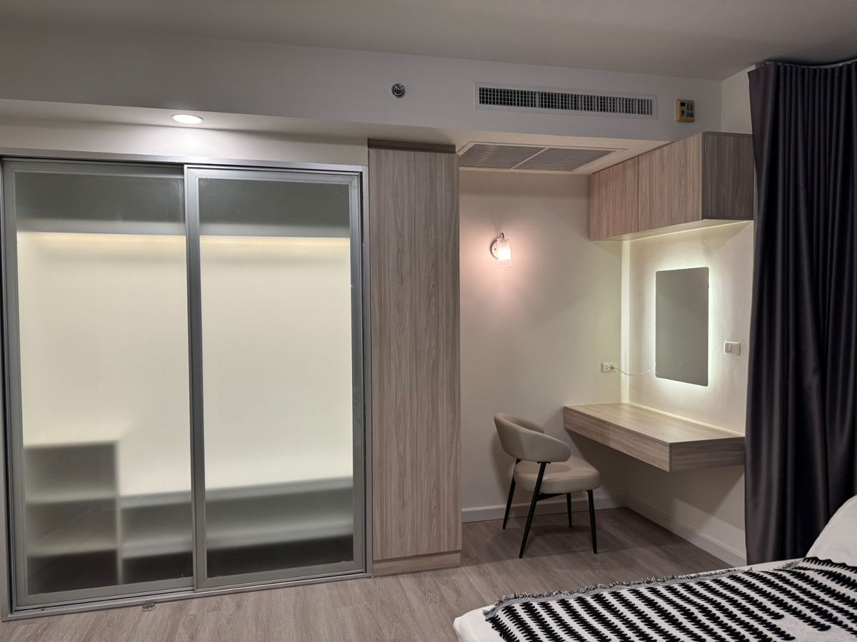 FOR RENT: High Floor  2-Bed (108.84 sqm) @ Supalai Casa Riva. Stunning Panorama River View! Newly Renovated, Fully Furnished & Ready to Move In.