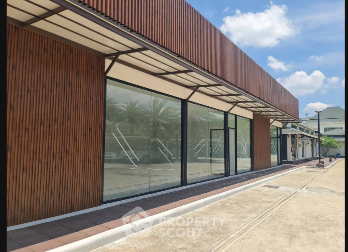 Official/ retails shop/warehouse (ID 2145576)