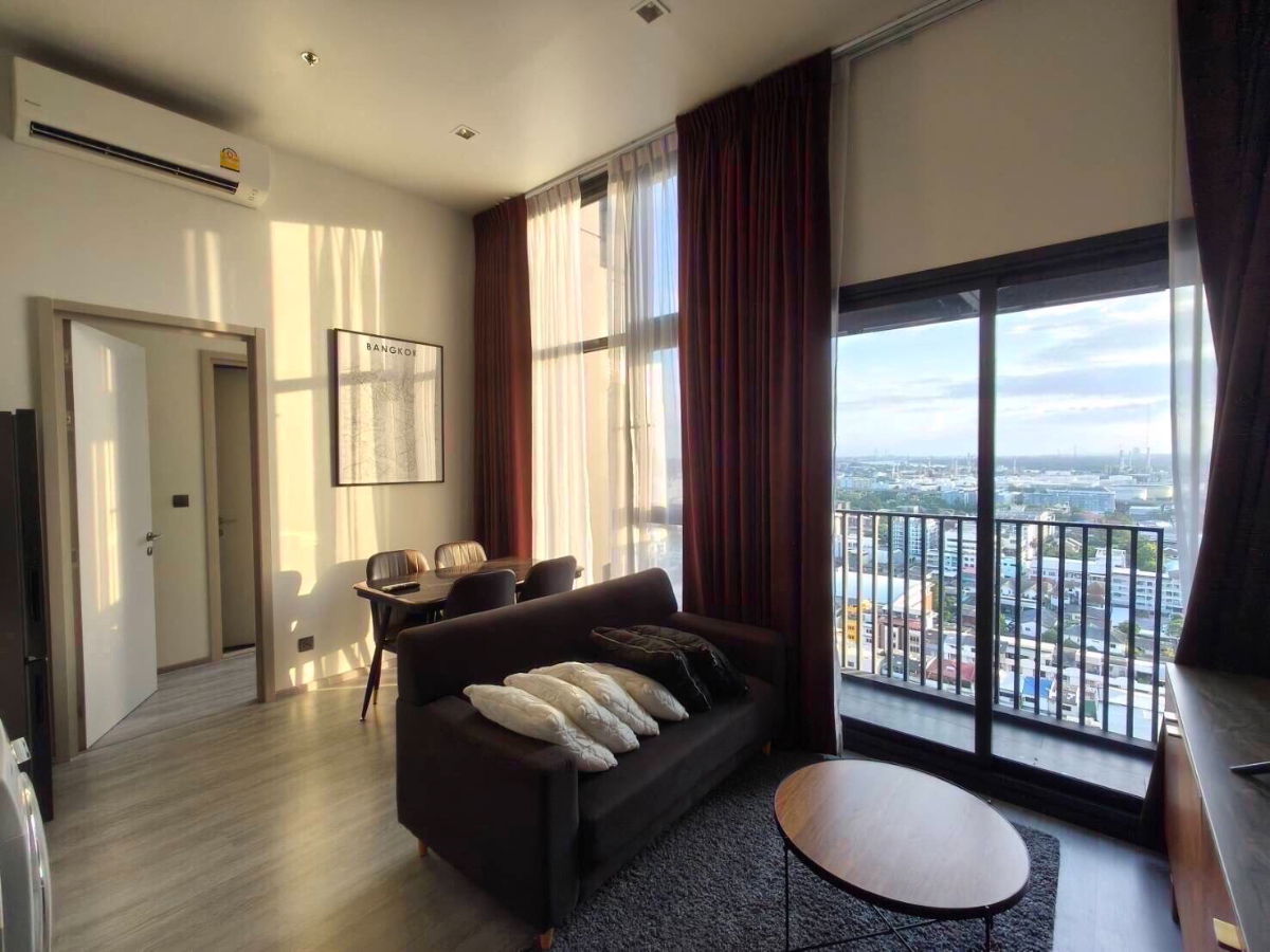 蓬纳威提轻轨 250 m。