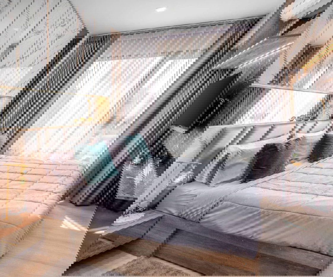 Life One Wireless : 35 sq m. 10th floor, BTS Ploenchit, beautiful room, fully furnished soft creamy white furniture, complete electrical appliances